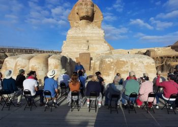 زاهي حواس يستقبل أول وفد أمريكي بعد جائحة كورونا بحضور القنصل الأمريكي