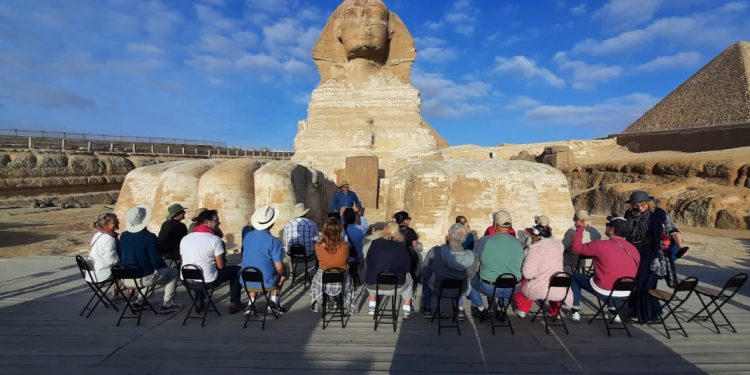 زاهي حواس يستقبل أول وفد أمريكي بعد جائحة كورونا بحضور القنصل الأمريكي