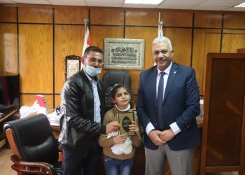 نائب رئيس جامعة الأزهر يستقبل الطفلة الفلسطينية النابغة سجى خِلَّة