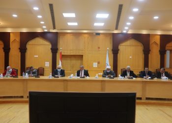 رئيس جامعة الأزهر يعقد اجتماعًا للوقوف على خطوات التحول الرقمي وبدء الفصل الدراسي الثاني