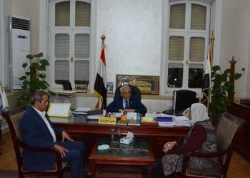 «حجازي» يستقبل المديرة المعتدى عليها ويوجه بدعمها