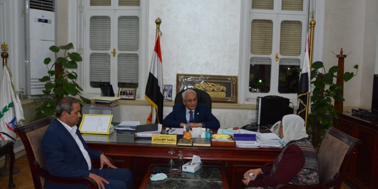 «حجازي» يستقبل المديرة المعتدى عليها ويوجه بدعمها