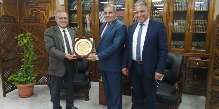 مؤتمر الباطنة يكرم رئيس جامعة الأزهر