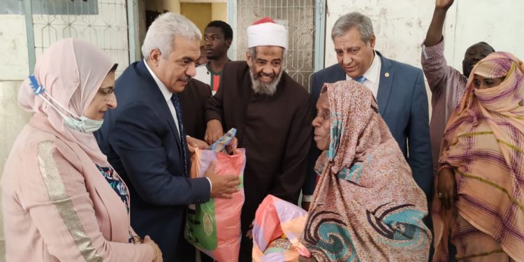 صديق يوزع مساعدات الأزهر على الأشقاء في تشاد الشقيقة