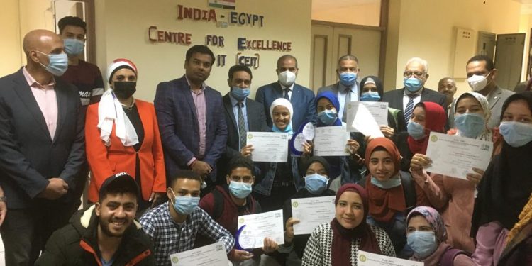 رئيس جامعة الأزهر يشهد تخريج الدورة التدريبية حول التعليم الإلكتروني