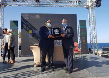 تكريم رئيس جامعة حلوان خلال فعاليات مسابقة رالي ريادة الأعمال