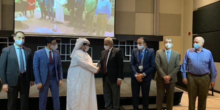 المنتدى العالمي للذكاء الاصطناعي بدبي يكرم نائب رئيس جامعة الأزهر