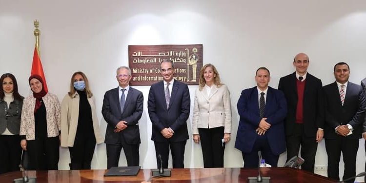 اتفاقية تعاون لتقديم ماجستير مهني من جامعة أوتاوا الكندية في الهندسة الكهربية والحاسبات