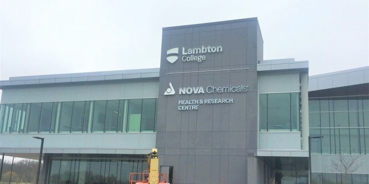 كلية لامبتون الكندية تقدم منحة لطلاب البكالوريوس