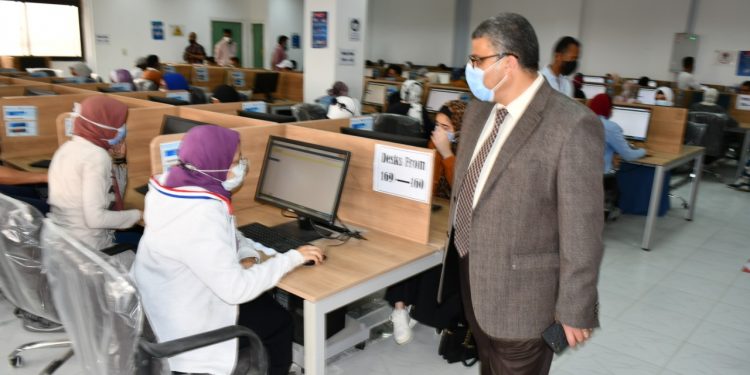 الف و334 طالب وطالبة بجامعة قناة السويس يؤدون الاختبارات الإلكترونية على مدار يومين