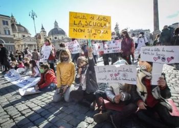 وقفات احتجاجية في إيطاليا بسبب قرار إغلاق المدارس