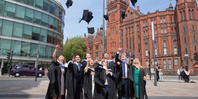 جامعة ليفربول البريطانية تقدم منحة لطلاب الدكتوراه