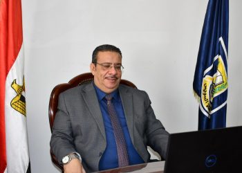 رئيس جامعة القناة يشارك باجتماع الأعلى لشئون خدمة المجتمع وتنمية البيئة