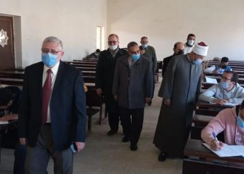 نائب رئيس جامعة الأزهر يتفقد امتحانات كليتي أصول الدين والدعوة واللغة العربية بالمنصورة