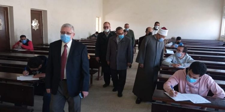 نائب رئيس جامعة الأزهر يتفقد امتحانات كليتي أصول الدين والدعوة واللغة العربية بالمنصورة