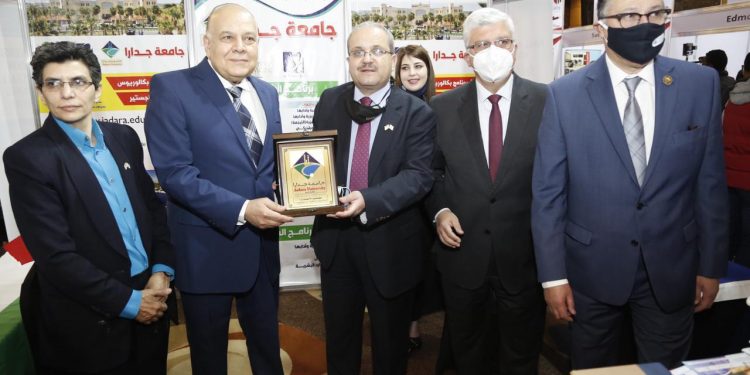 عمرو سلامة: الجامعات العالمية قد تلجأ لاستقطاب الكثير من الكفاءات العربية الجامعية للمنافسة على الطلاب