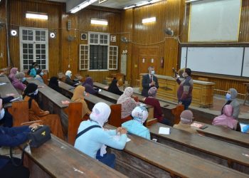 عميد آداب جامعة القاهرة يتابع أول أيام الفصل الدراسي الثاني