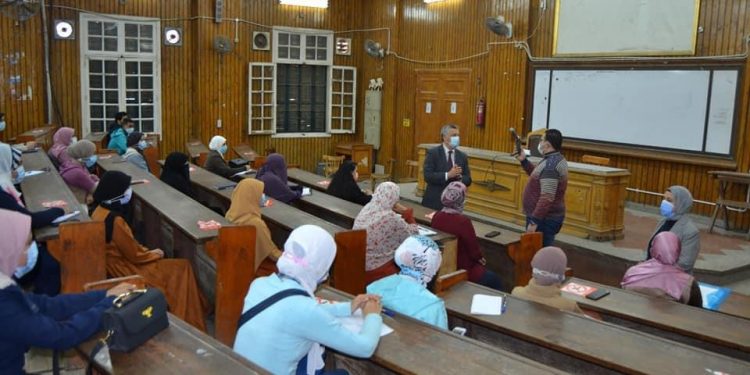 عميد آداب جامعة القاهرة يتابع أول أيام الفصل الدراسي الثاني