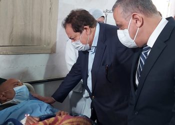 وفد من النواب برئاسة وكيل المجلس أبو العينين يزور مصابي حادث قطاري سوهاج