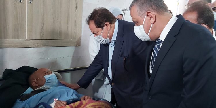 وفد من النواب برئاسة وكيل المجلس أبو العينين يزور مصابي حادث قطاري سوهاج