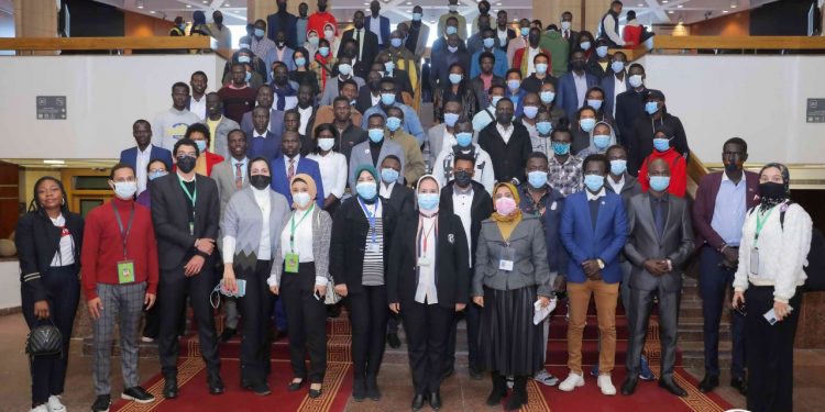 الطلاب الأفارقة بمكتبة الإسكندرية في حوار مع وزيرة البيئة