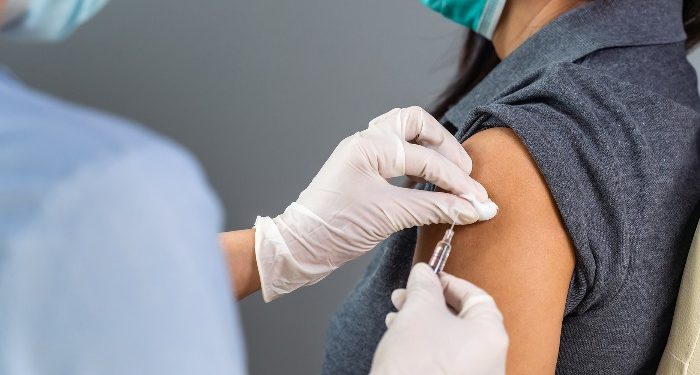 مركز مكافحة الأمراض الأمريكي يسمح بالتجمعات الصغيرة لمتلقي اللقاحات