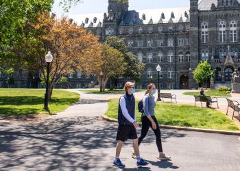 الجامعات الأمريكية تستعد لفتح أبوابها بشكل كامل بحلول الخريف