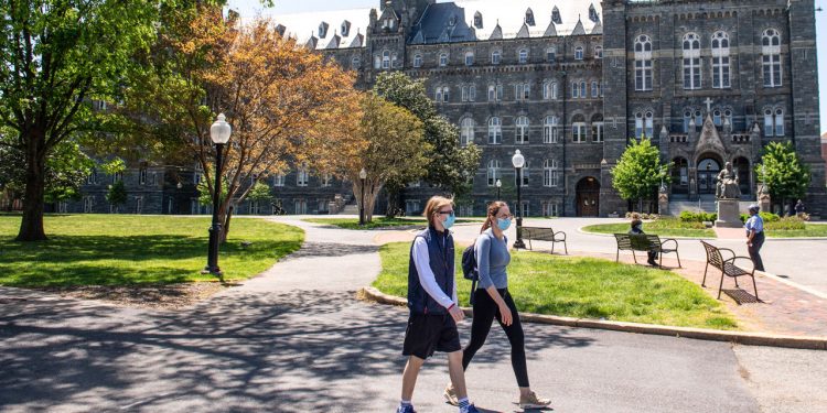 الجامعات الأمريكية تستعد لفتح أبوابها بشكل كامل بحلول الخريف