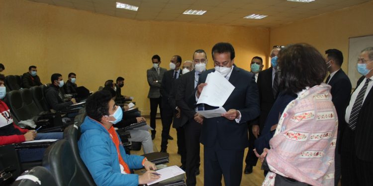 وزير التعليم العالي يتفقد عددًا من لجان الامتحانات بالجامعات الخاصة والمعاهد العليا