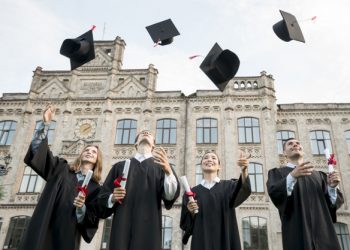 منح الجامعات في 24 ساعة.. فرص دراسية وتدريبية مختلفة للطلاب