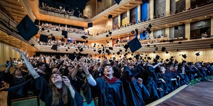 أبرزها بريطانيا والصين.. منح الجامعات في 24 ساعة