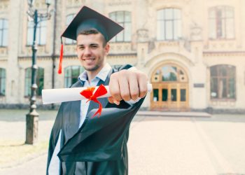 منح الجامعات في 24 ساعة.. فرص الجامعات الأوروبية لطلاب البكالوريوس والدراسات العليا