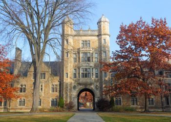 جامعة ميشيغان الأمريكية تعلن خطة جديدة لبدء الدراسة