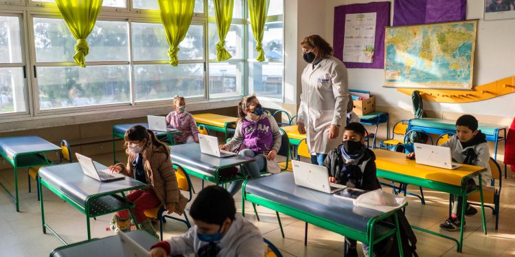 مركز مكافحة الأمراض الأمريكي يصدر توجيهات جديدة للمدارس