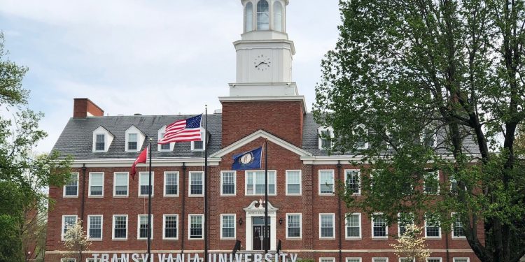 جامعة ترانسلفانيا تقدم منحة لطلاب الدراسات العليا في رومانيا