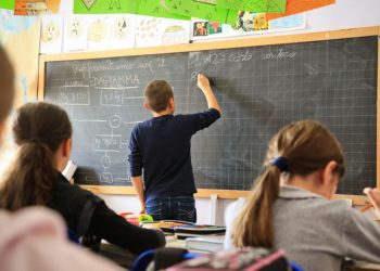 بسبب سلالات كورونا الجديدة.. إغلاق بعض المدارس في إيطاليا