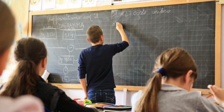 بسبب سلالات كورونا الجديدة.. إغلاق بعض المدارس في إيطاليا