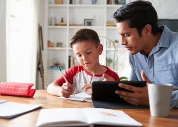 نصائح للآباء لمساعدة الأطفال في رحلة التعلم عن بعد