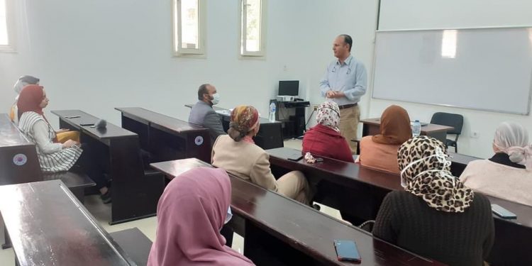 عميد الكلية المصرية الكورية يبحث استعدادات بدء الفصل الدراسي الثاني