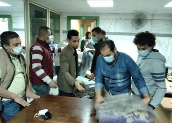 اتحاد طلاب جامعة سوهاج يوزع 100 بطانية لمرافقي حادث قطار طهطا