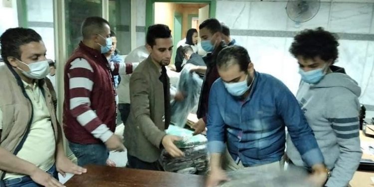 اتحاد طلاب جامعة سوهاج يوزع 100 بطانية لمرافقي حادث قطار طهطا