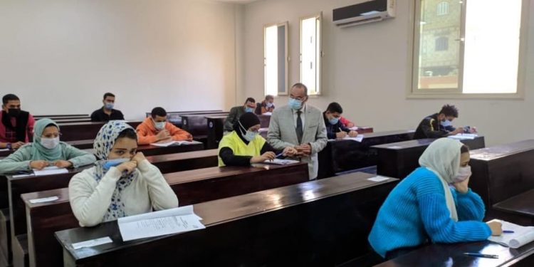 رئيس جامعة بنى سويف التكنولوجية يواصل تفقد لجان الكلية المصرية الكورية لتكنولوجيا الصناعة