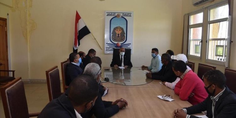 رئيس جامعة الأقصر يجتمع بالأمن الجامعي لمتابعة تطبيق الاجراءات الاحترازية والوقائية