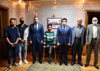 وزير الشباب يكرم أول معيد من أبناء دور الرعاية للأيتام والطفل المبدع من ذوى الهمم