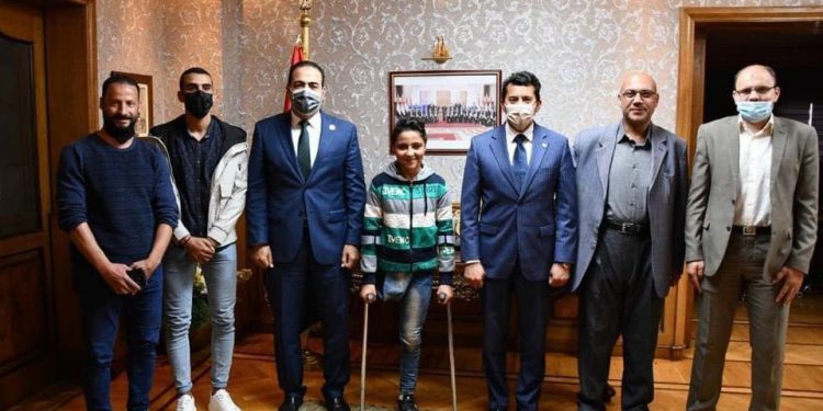 وزير الشباب يكرم أول معيد من أبناء دور الرعاية للأيتام والطفل المبدع من ذوى الهمم