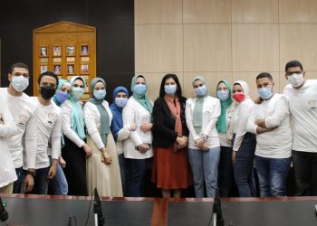 طلبة إعلام القاهرة يحتفلوا بعيد الأم بتوزيع الهدايا على العاملات