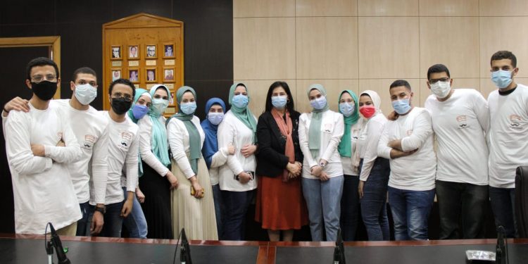 طلبة إعلام القاهرة يحتفلوا بعيد الأم بتوزيع الهدايا على العاملات