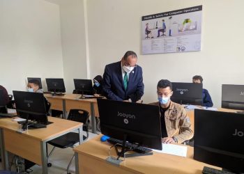 رئيس جامعة بني سويف التكنولوجية يتفقد سير امتحانات طلاب برنامج تكنولوجيا المعلومات