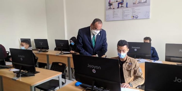 رئيس جامعة بني سويف التكنولوجية يتفقد سير امتحانات طلاب برنامج تكنولوجيا المعلومات