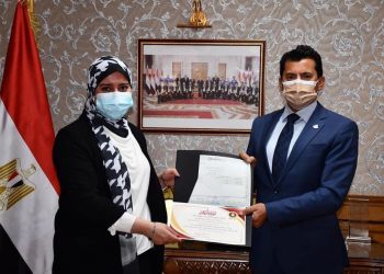 وزير الشباب يكرم « إلهام فضالي» الحاصلة على إنجاز العام في الفيزياء التطبيقية لعام 2020